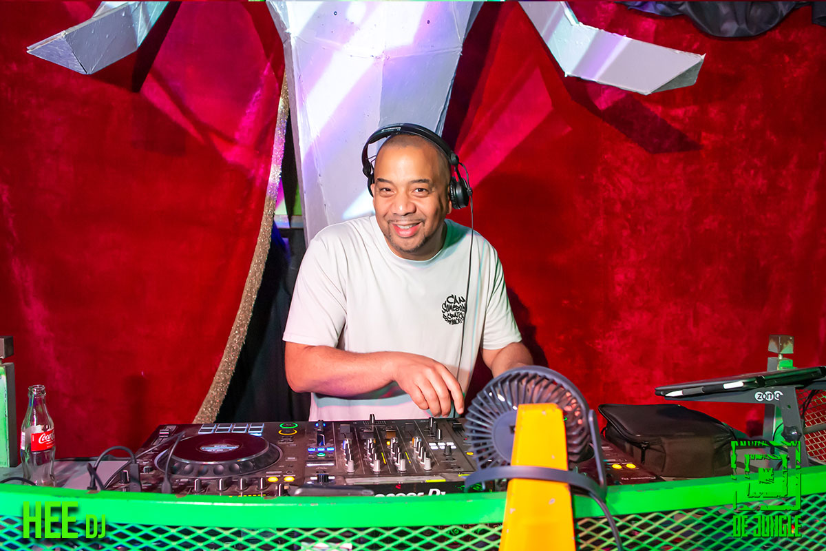 DJ in de Jungle.