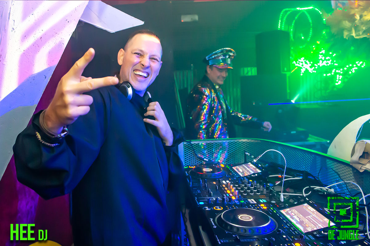 DJ in de Jungle.