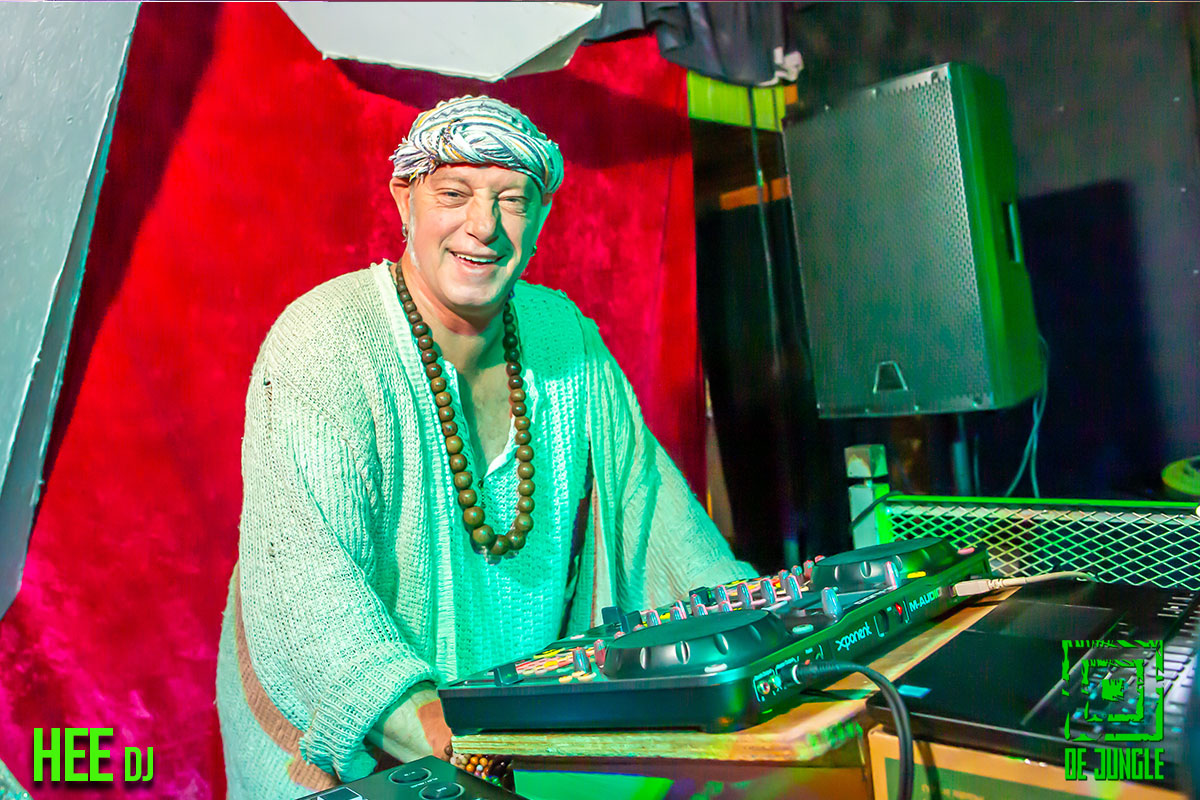 DJ in de Jungle.