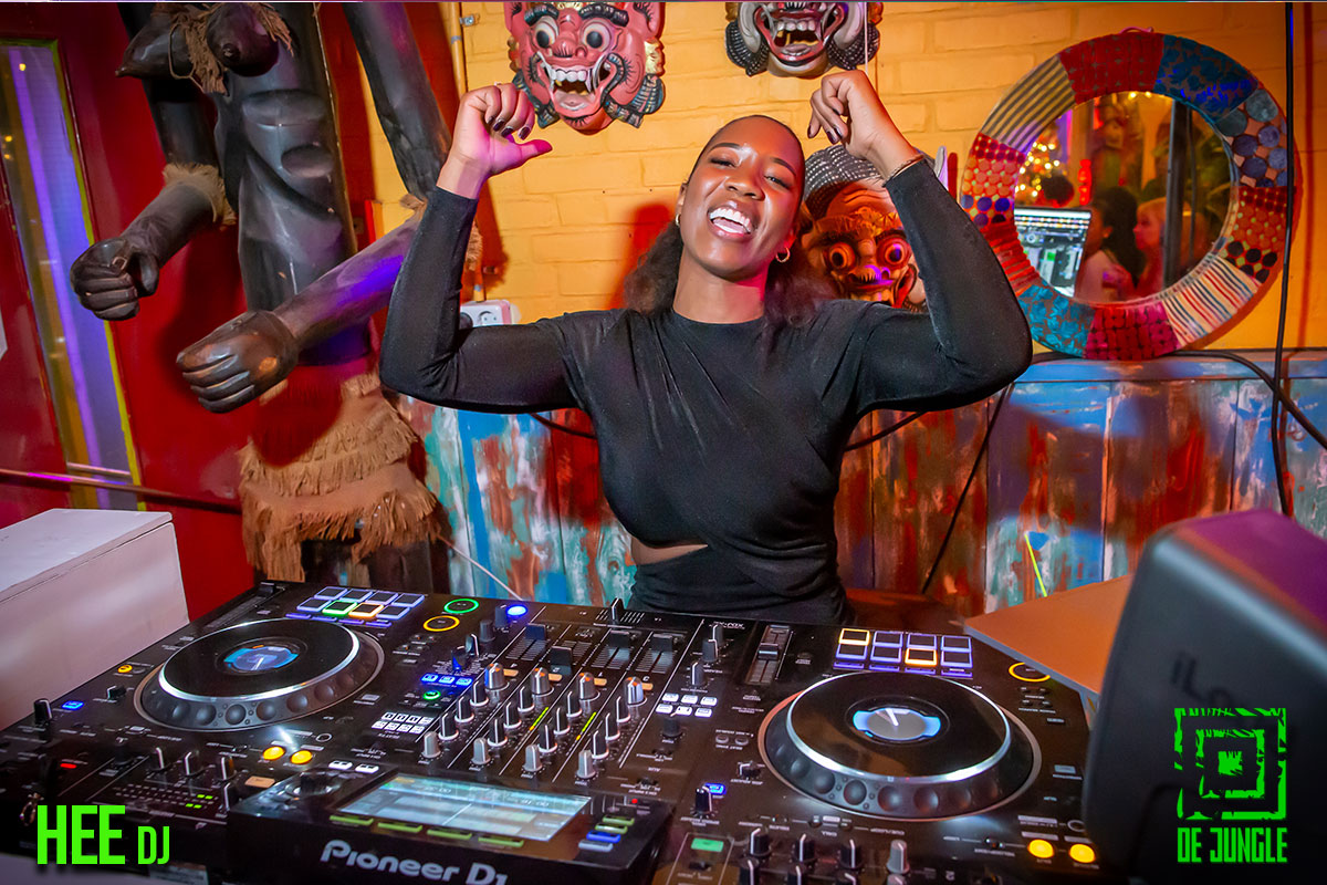 DJ in de Jungle.