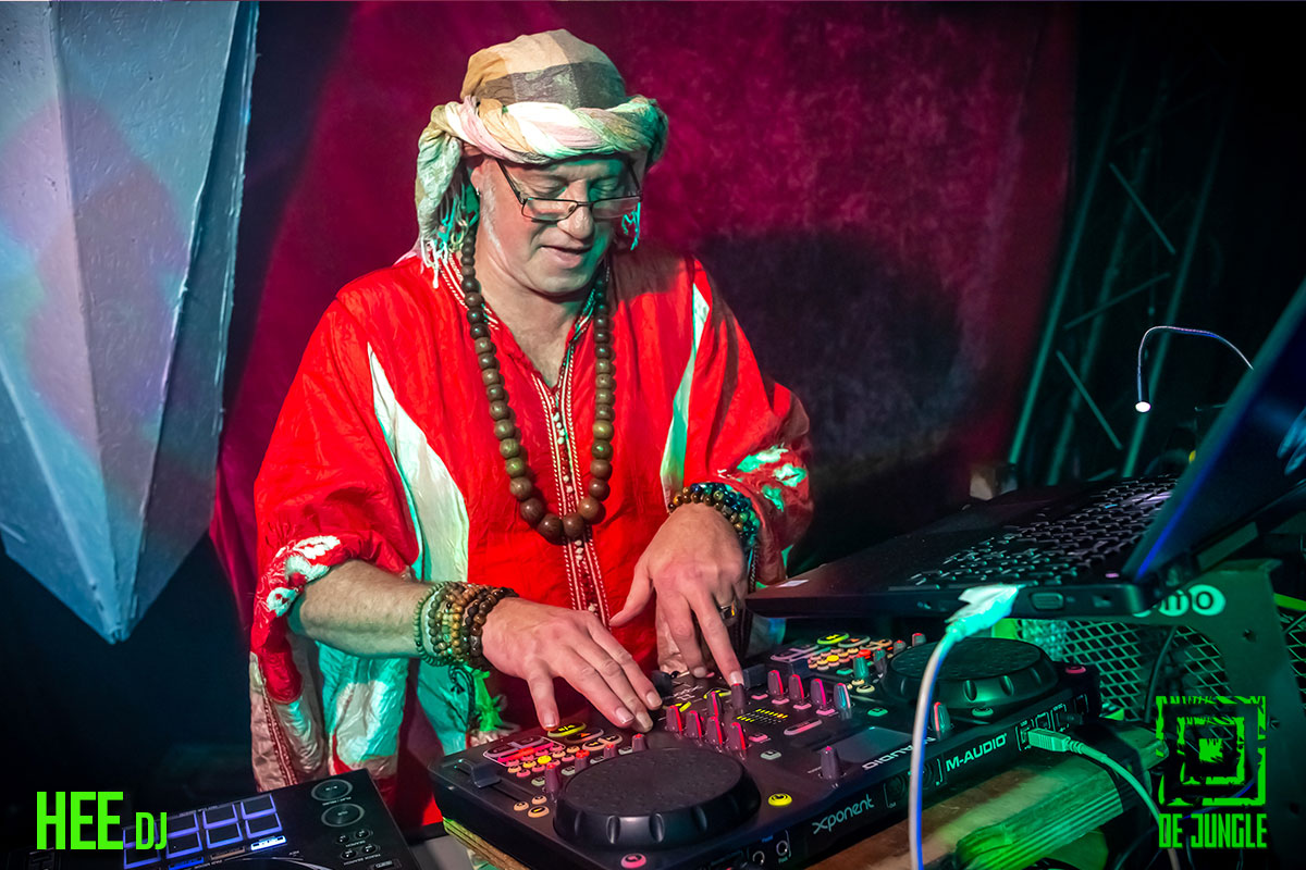 DJ in de Jungle.