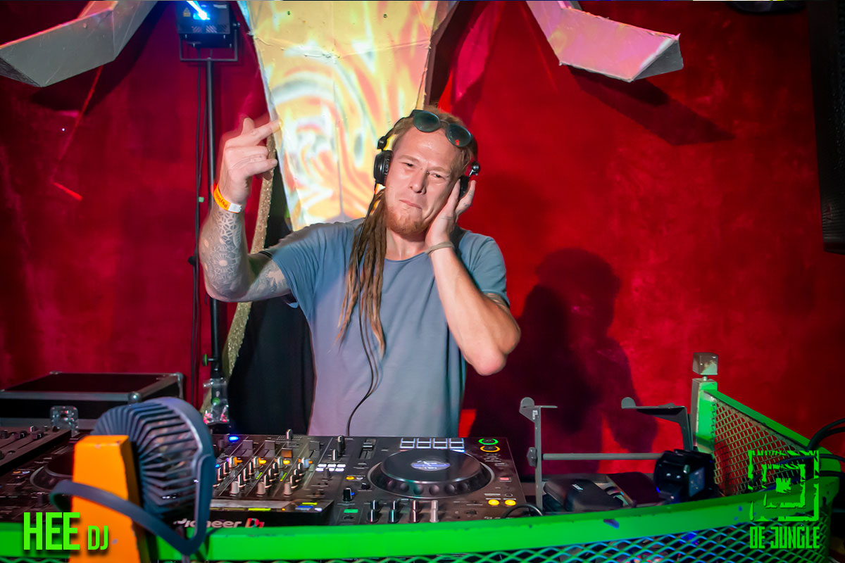 DJ in de Jungle.