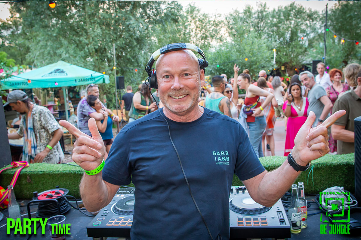 DJ in de Jungle.